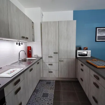 Apartment - T3 Calme Et Spacieux Avec Jardin Et Parking, Proche Port Et - Fr-1-420-49