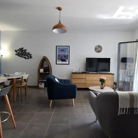 Apartment - T3 Calme Et Spacieux Avec Jardin Et Parking, Proche Port Et - Fr-1-420-49